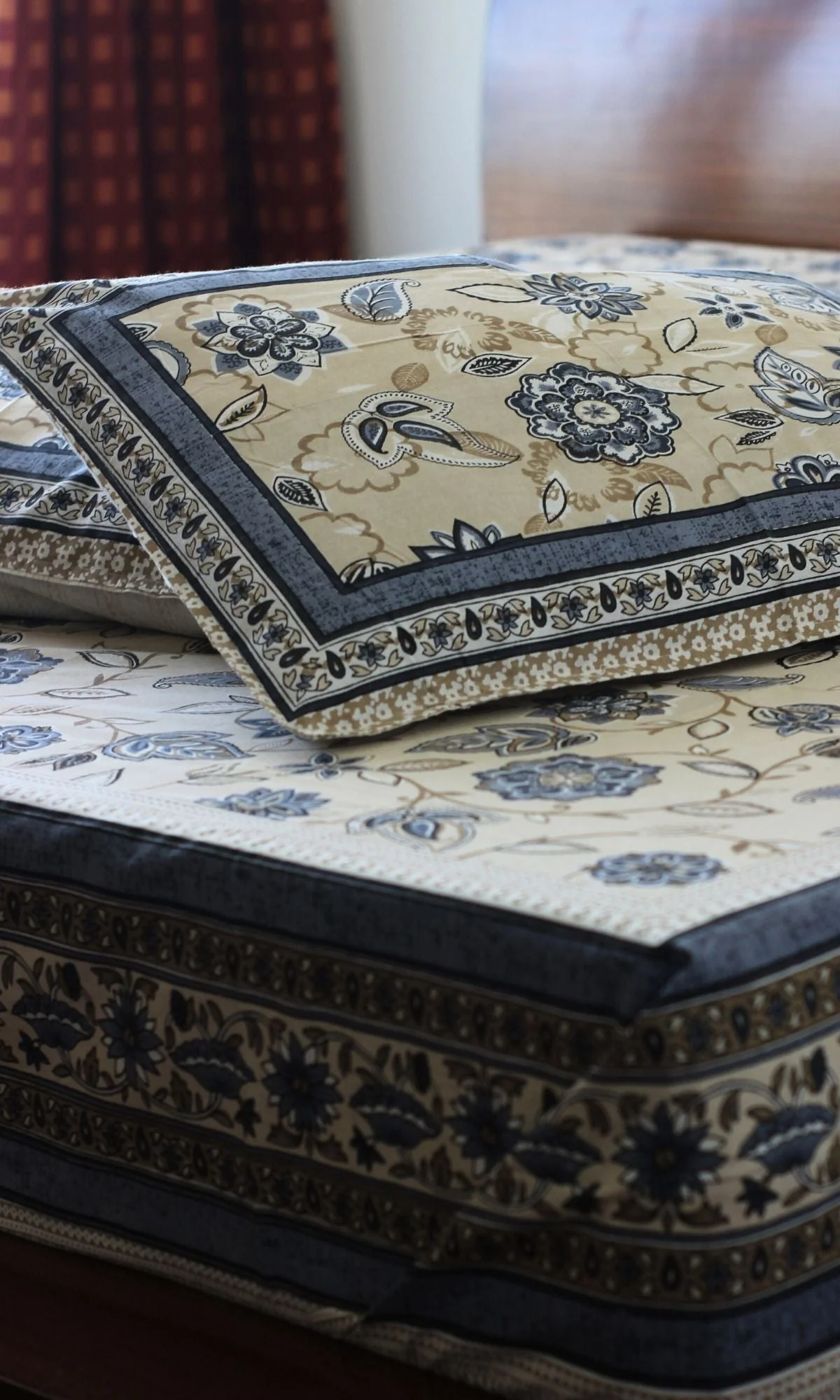 Cotton Floral Beige & Blue Printed Super King Size Bedsheet with 2 Pillow Covers - Image 5