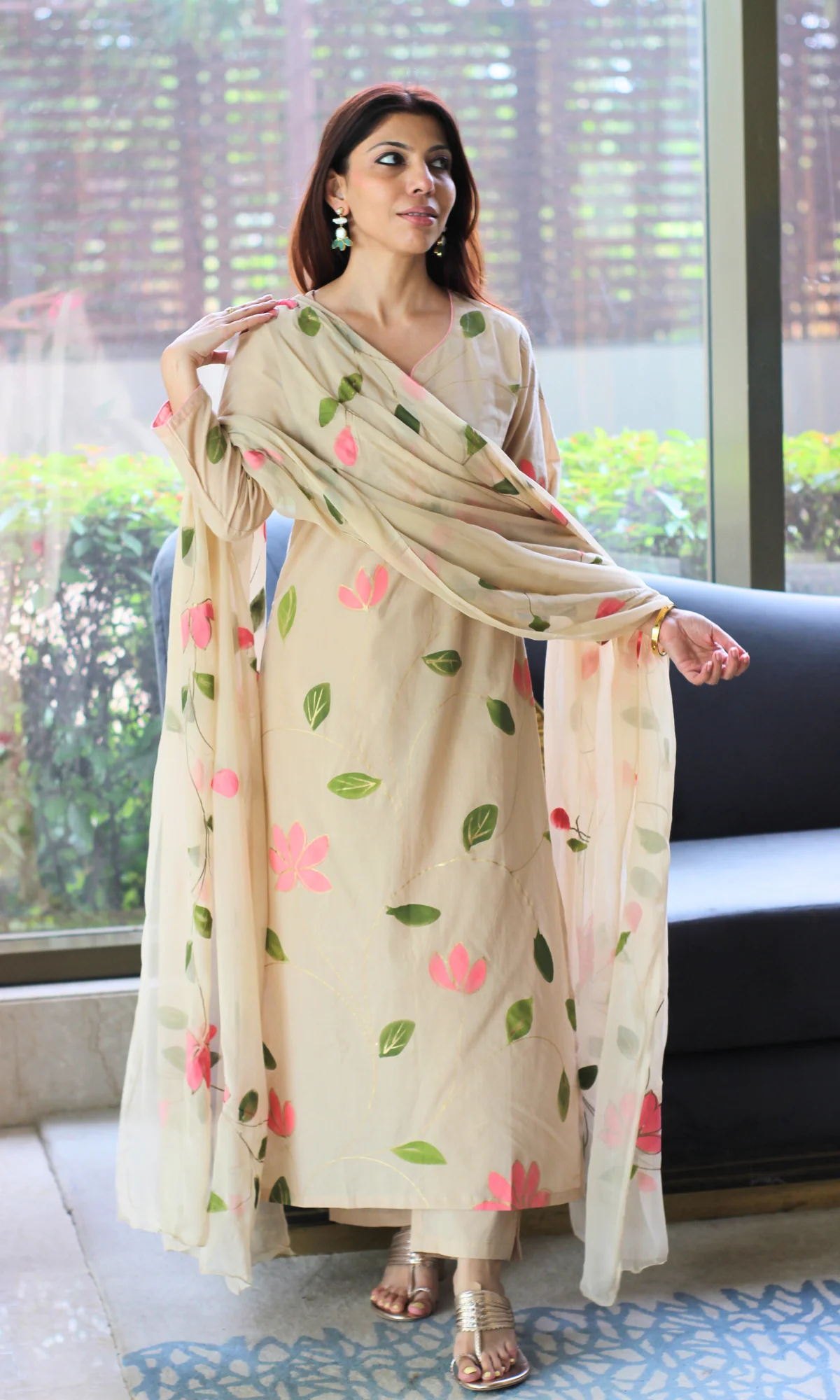 Cotton Tan & Pink Hand Brush Painted Kurta, Chiffon Handpainted Dupatta & Cotton Pants - Image 3
