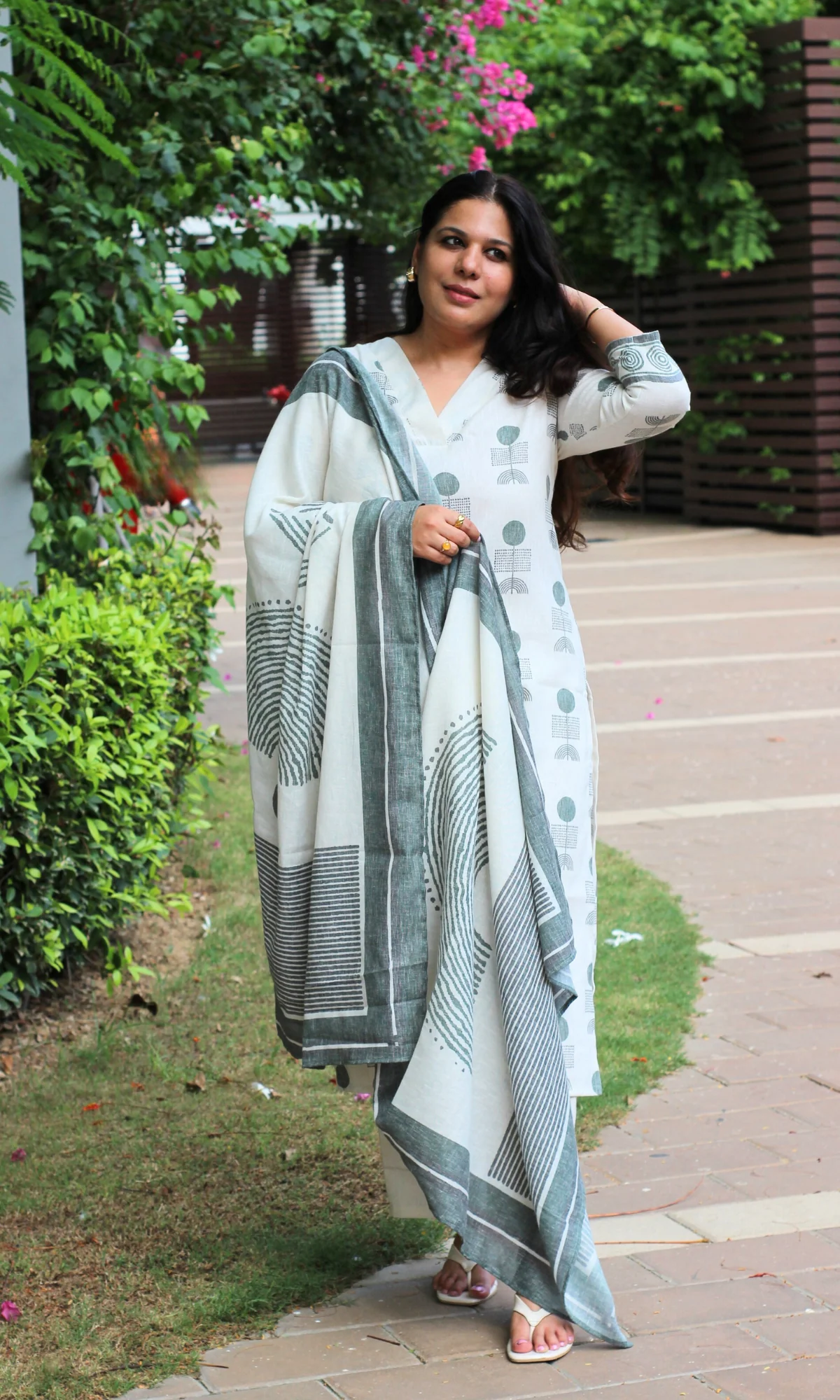 Linen Blend Off White Leaf Print Kurta, Dupatta & Cotton Pants - Image 7