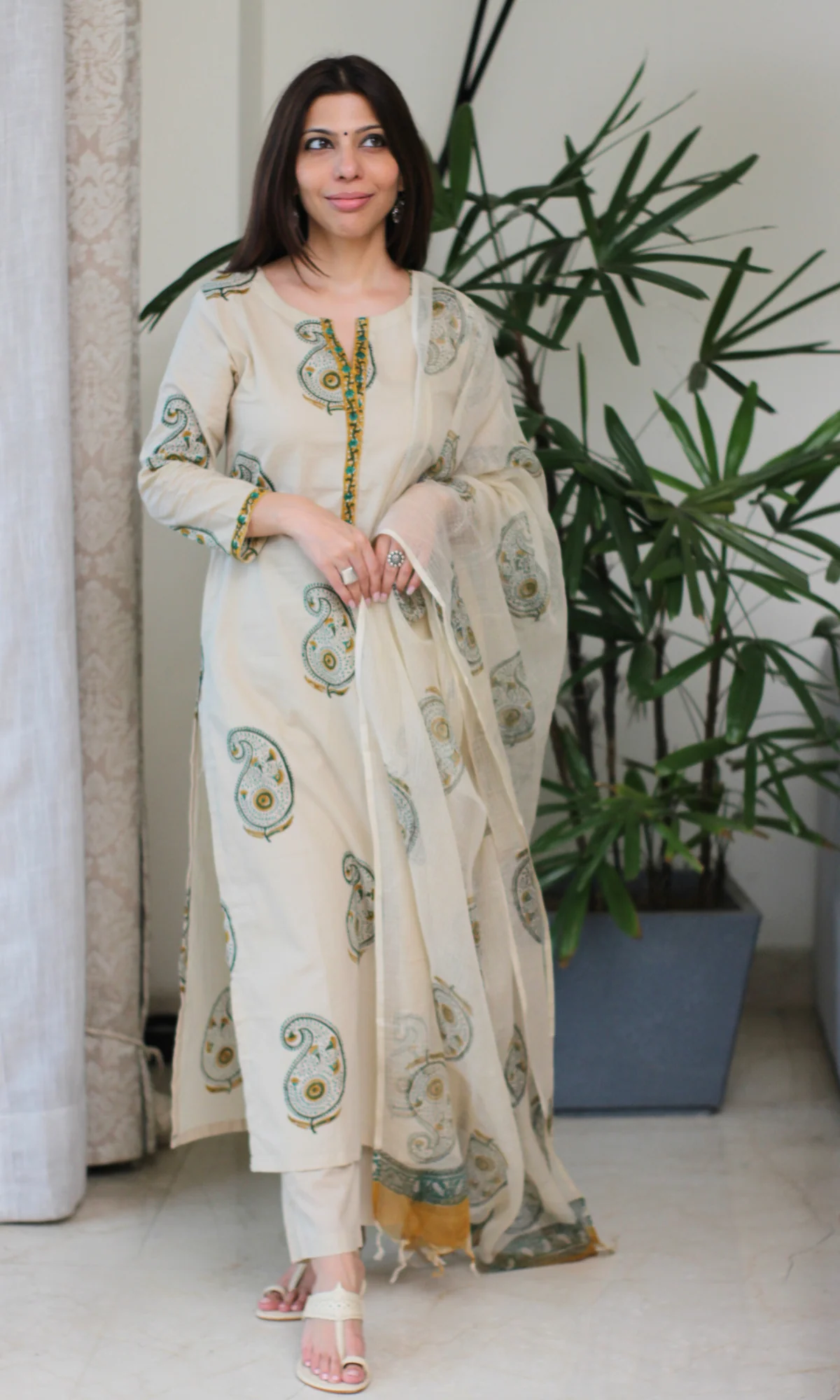 Saira Nargis Paisley Print Kurta, Kota Dupatta & Cotton Pants - Image 2